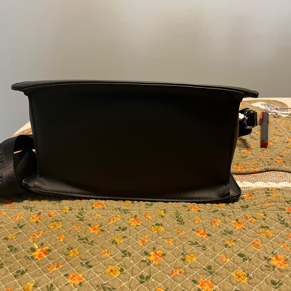 Steve Madden Sleek Black Crossbody Bag - Picture 3 of 4